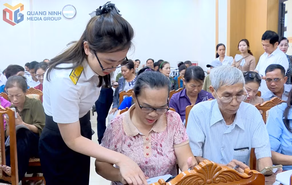 Phường Việt Hưng phối hợp với Thuế cơ sở 1 hướng dẫn người dân ứng dụng eTax Mobile.