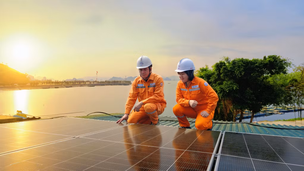 Công nhân Điện lực Vân Đồn kiểm tra hệ thống điện mặt trời mái nhà của người dân đặc khu Vân Đồn (5-2026). Ảnh Hoàng Nga