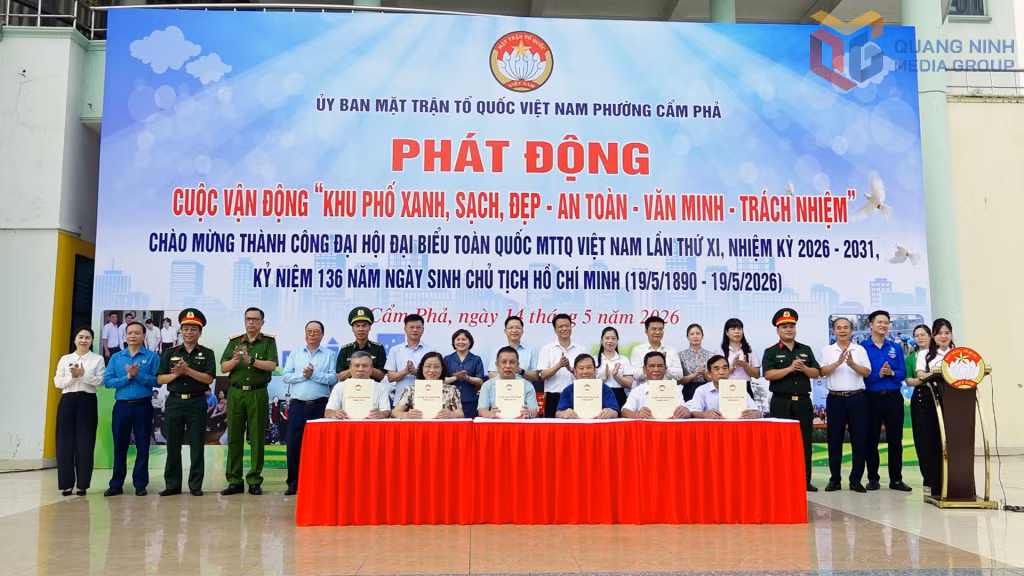 Ủy ban MTTQ phường, các cơ quan, đơn vị và đại diện các khu phố trên địa bàn phường Cẩm Phả ký kết chương trình phối hợp thực hiện cuộc vận động. 
