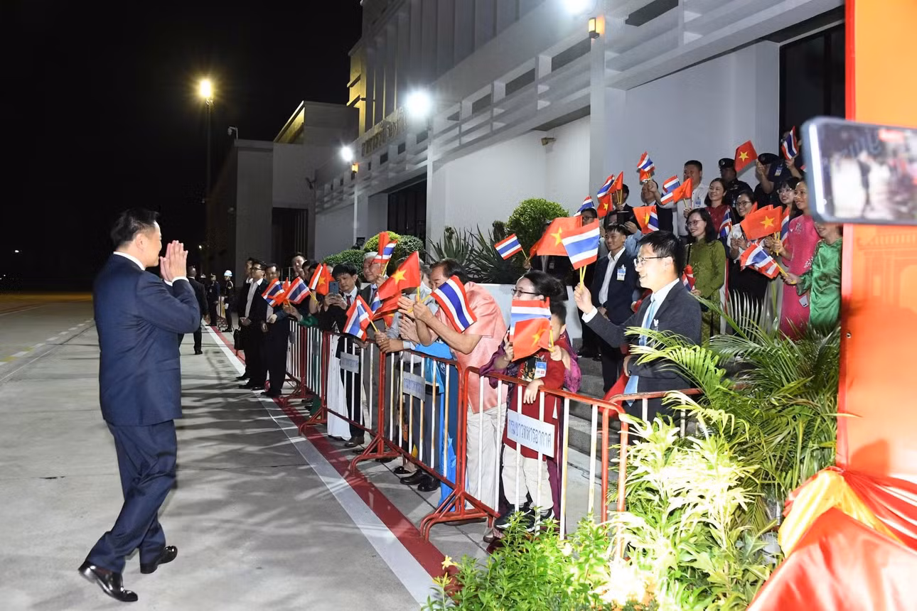 Thủ tướng Thái Lan Anutin Charnvirakul ân cần đến chào hỏi kiều bào Việt Nam tại sân bay Don Mueang. Ảnh: XUÂN SƠN.