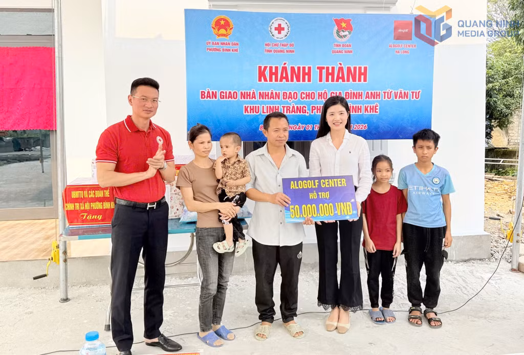  Phó Chủ tịch Hội Chữ thập đỏ tỉnh Nguyễn Tuấn Anh và nhà hảo tâm trao hỗ trợ kinh phí xây nhà nhân đạo cho hộ gia đình anh Từ Văn Tư (phường Bình Khê) tháng 4/2026.