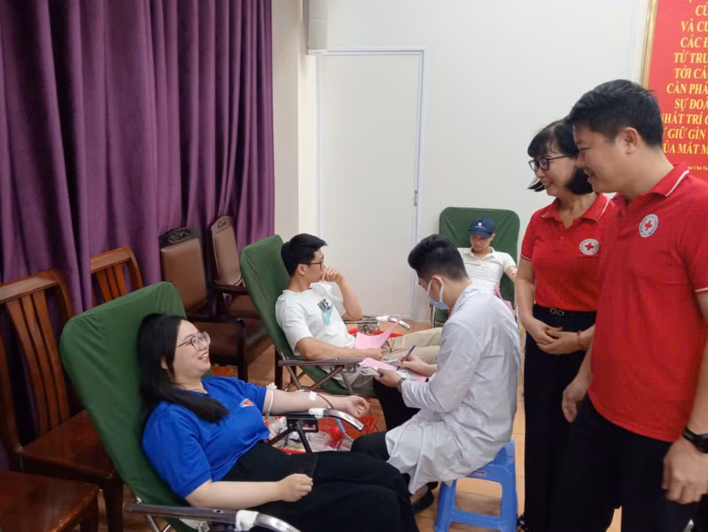 Lãnh đạo phường Cao Xanh động viên người hiến máu.