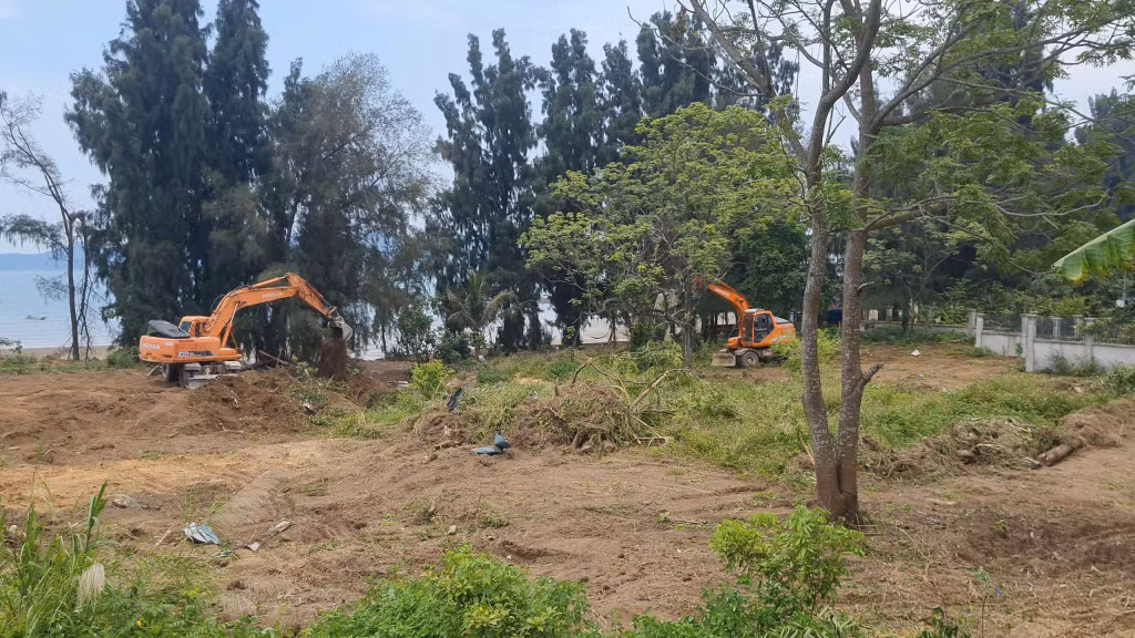 Ngay sau buổi lễ, các đơn vị thi công đã tiến hành huy động phương tiện máy móc, nhân lực để triển khai các dự án năm 2026.