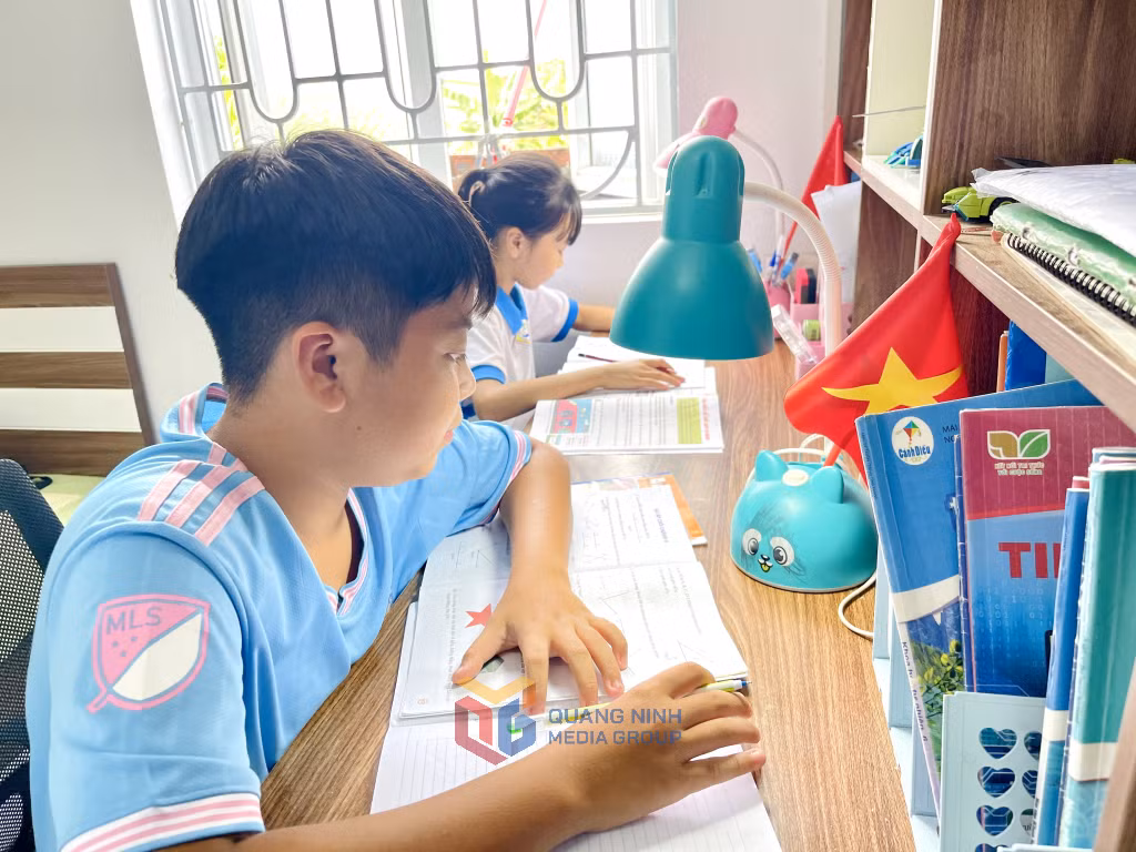 Việc miễn phí SGK sẽ giúp cho gia đình chị Hoàng Thanh Hằng (tổ 7, khu Hạ Long, phường Móng Cái 2) giảm áp lực chi tiêu vào đầu năm học cho 2 con.