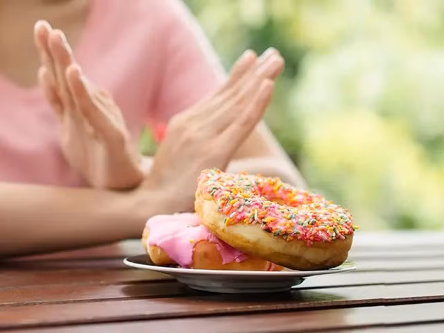 Khi bữa ăn thiếu rau xanh, các loại đậu hoặc ngũ cốc nguyên cám, đường huyết dễ tăng rồi giảm nhanh, khiến cơ thể liên tục phát tín hiệu cần nạp thêm năng lượng.