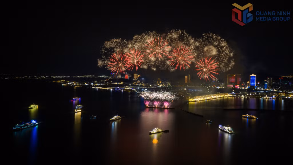 Bắn pháo hoa tầm cao trong không gian chợ đêm VUI-Fest Ha Long. Ảnh: Hoàng Quỳnh