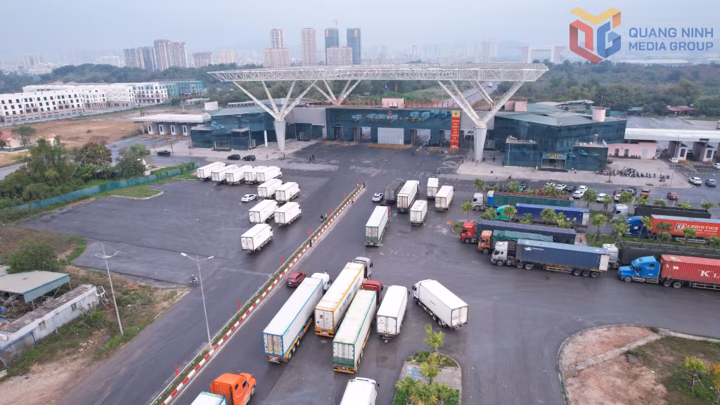 Phương tiện XNK chờ làm thủ tục thông quan tại khu vực Cửa khẩu Bắc Luân II.