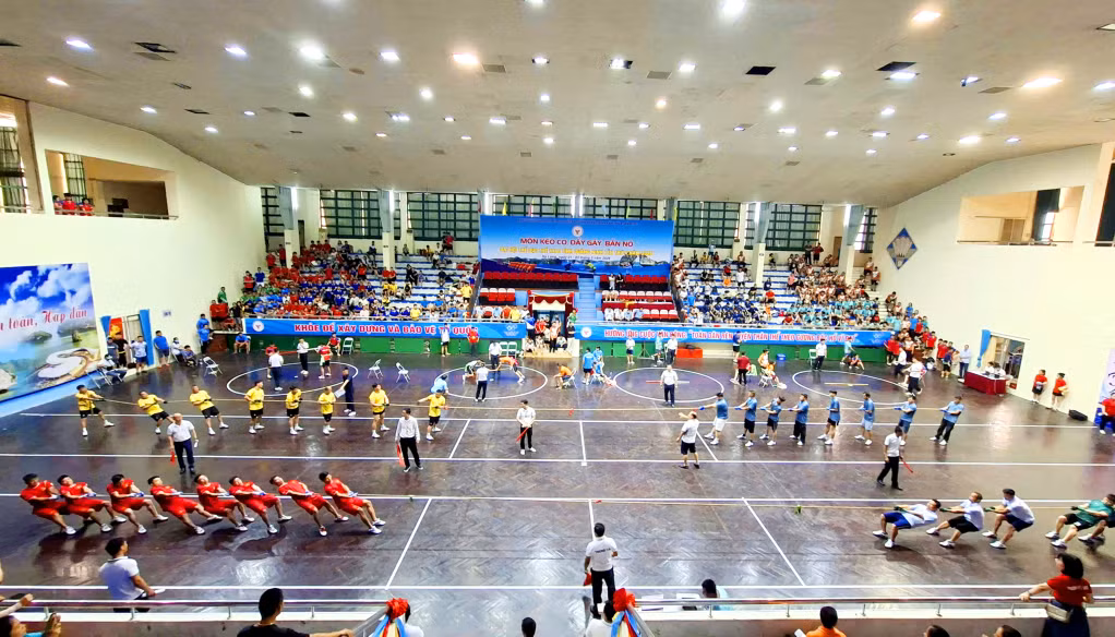 Tất cả tạo nên một không khí sôi động, hấp dẫn của ngày hội thể thao truyền thống.