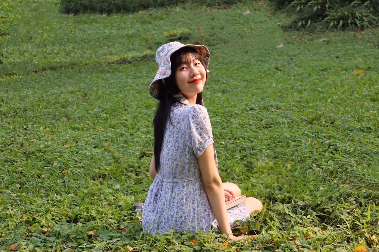 Ưu tiên nền có cây xanh, bóng râm hoặc gam màu trung tính giúp bức ảnh cân bằng ánh sáng tốt hơn. Ảnh: Trang Anh