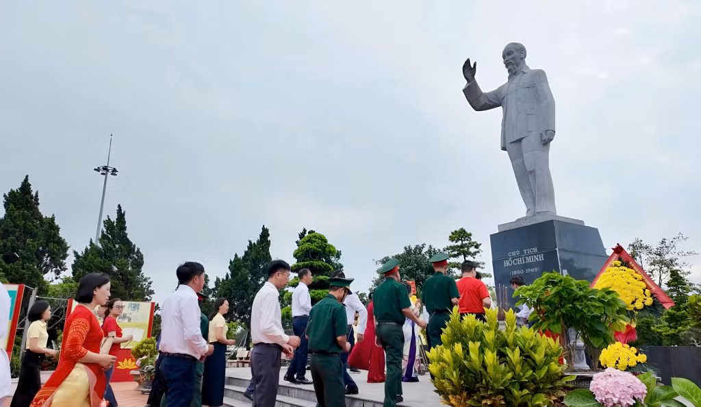 Đoàn đại biểu Đảng bộ, chính quyền, lực lượng vũ trang và nhân dân Cô Tô đặt vòng hoa, dâng hương tưởng niệm Chủ tịch Hồ Chí Minh nhân dịp kỷ niệm 65 năm Ngày Bác Hồ ra thăm đảo Cô Tô. Ảnh: Thu Báu (CTV).