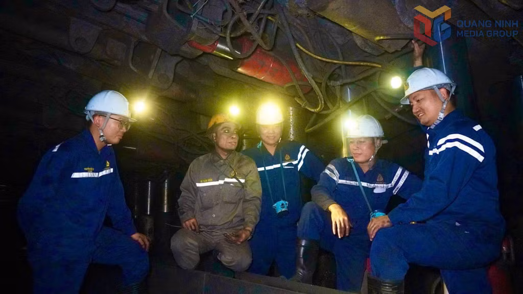 Đoàn Thanh niên Công ty CP Than Hà Lầm - Vinacomin trao đổi giải pháp khấu nâng nền, giảm tỷ lệ cắt đá trong quá trình khai thác lò chợ cơ giới hoá 1,2 triệu tấn/năm.