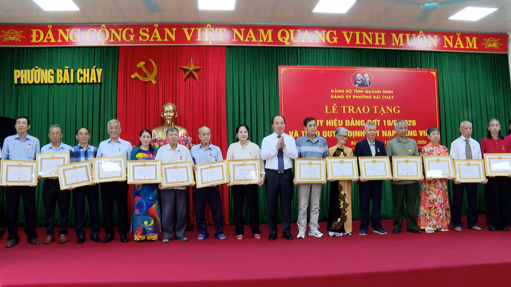 Các đồng chí đảng viên vinh dự nhận Huy hiệu 45, 50, 55 năm tuổi Đảng.