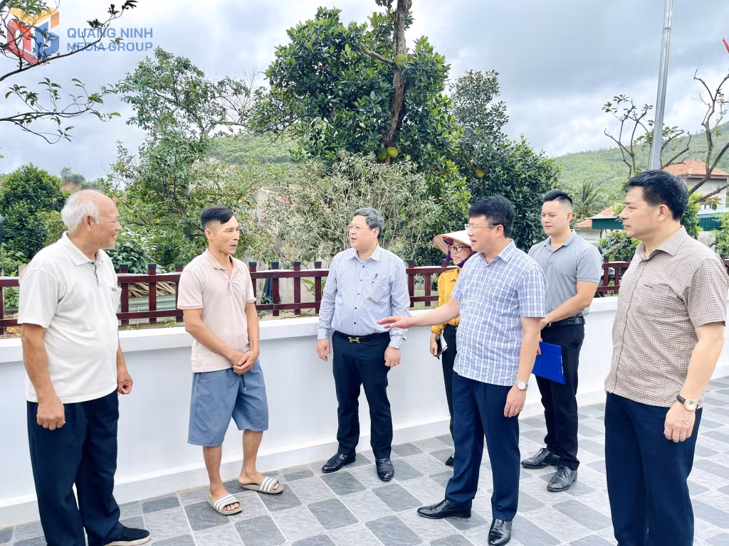 Lãnh đạo phường Việt Hưng trao đổi với người dân trong diện GPMB thực hiện Dự án Công viên công cộng Tuần Châu.