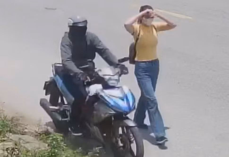 Hai đối tượng thời điểm cướp tiệm vàng rồi bỏ chạy bằng xe máy, sau đó đã bị bắt. Ảnh: Công an Hà Tĩnh