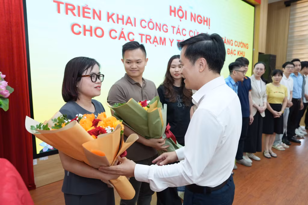 Lãnh đạo Sở Y tế tặng hoa động viên các bác sĩ tăng cường về các trạm y tế trong thời gian tới.