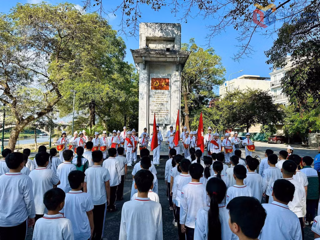 Trường Tiểu học Lý Tự Trọng (phường Móng Cái 1) tổ chức kết nạp đội viên mới cho học sinh năm 2026.