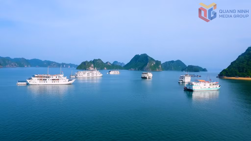 Hành trình kết nối vịnh Hạ Long - vịnh Lan Hạ góp phần mở rộng không gian du lịch biển đảo.