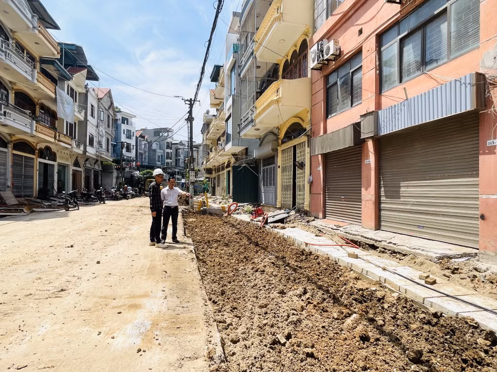 Đại diện chính quyền phường Bãi Cháy cùng nhà thầu kiểm tra tiến độ thực hiện dự án.