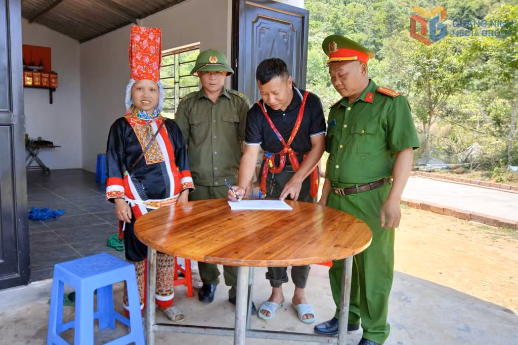 Lực lượng tham gia bảo vệ ANTT ở cơ sở xã Đường Hoa hỗ trợ Công an xã tuyên truyền, vận động nhân dân thực hiện các tiêu chí xây dựng địa bàn không ma túy.