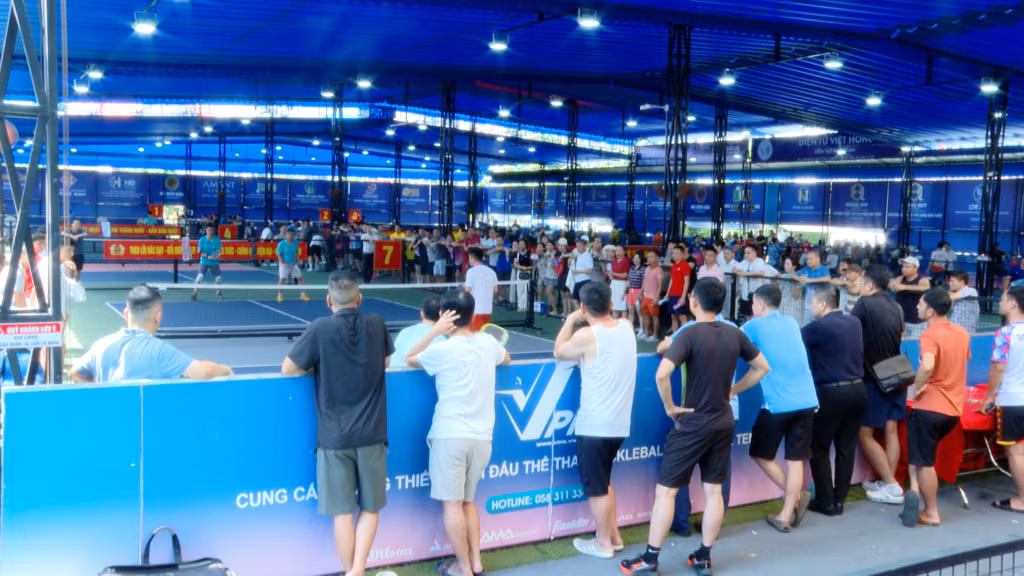 Các trận đấu trên sân Talent 88 (phường Hạ Long) cũng thu hút rất đông khán giả đến cổ vũ.
