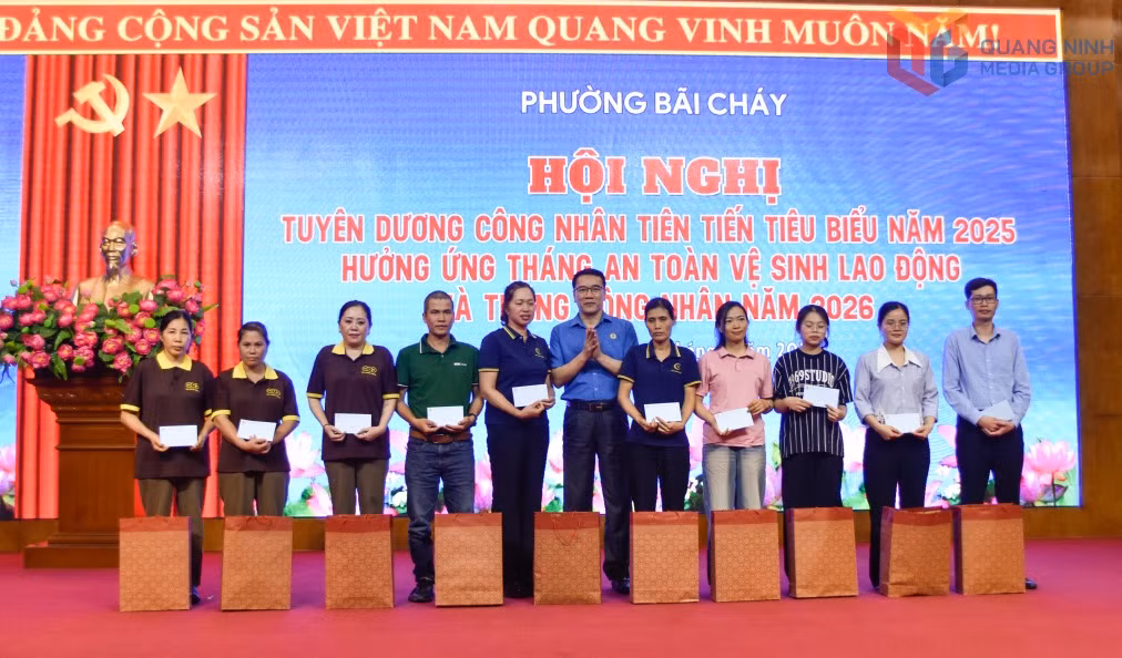 Lãnh đạo LĐLĐ tỉnh trao quà cho 10 đoàn viên công đoàn có hoàn cảnh khó khăn.