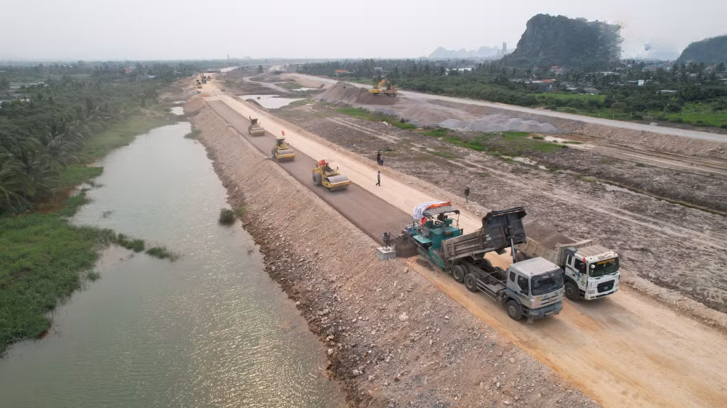 Thi công dự án đường ven sông đoạn từ đường tỉnh 338 đến cổng tỉnh. Ảnh: Thành Công