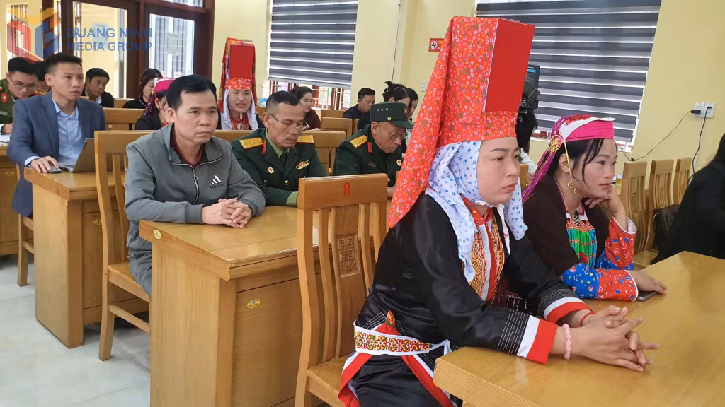 Cán bộ, đảng viên, nhân dân xã Điền Xá dự hội nghị toàn quốc nghiên cứu, học tập, quán triệt và triển khai thực hiện Nghị quyết Đại hội Đảng toàn quốc lần thứ XIV.