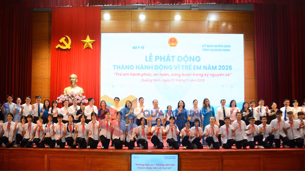 Phó Chủ tịch nước Võ Thị Ánh Xuân và Bí thư Tỉnh ủy Quản Minh Cường cùng đại biểu chụp ảnh lưu niệm với thiếu nhi của tỉnh (5-2026). Ảnh: Thu Chung