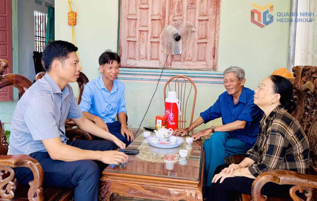 Thành viên Tổ công tác khu vực Quan Lạn trực tiếp xuống cơ sở nắm bắt tình hình đời sống nhân dân. 