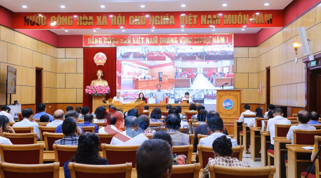 Đoàn ĐBQH tỉnh tổ chức hội nghị tiếp xúc cử tri sau Kỳ họp thứ nhất, Quốc hội khóa XVI, theo hình thức trực tiếp tại phường Cẩm Phả (5-2026). Ảnh: Nguyễn Thanh