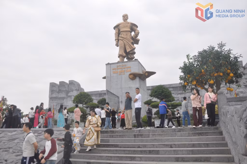 Du khách tham quan tại Khu di tích đền Cửa Ông - Cặp Tiên, một trong 8 Di tích cấp quốc gia đặc biệt của tỉnh hiện nay.