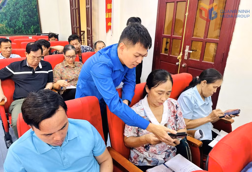 ĐVTN phường Yên Tử hướng dẫn sử dụng phần mềm Sổ tay đảng viên điện tử cho các đồng chí đảng viên trên địa bàn phường.