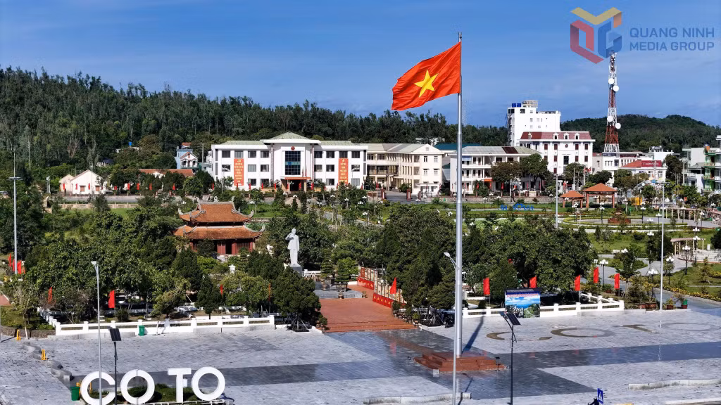 Công trình Tượng đài Chủ tịch Hồ Chí Minh, đền thờ Bác Hồ và cột cờ Tổ quốc trên đảo Cô Tô.