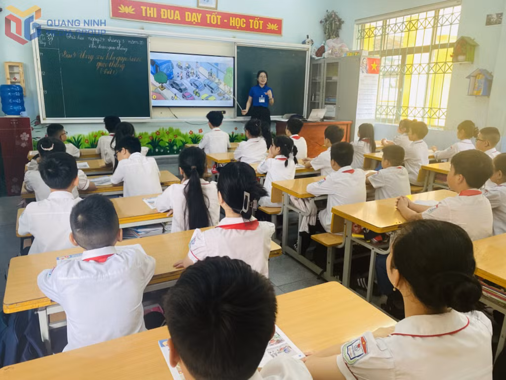 Tiết học ATGT tại Trường Tiểu học Cẩm Thủy (phường Quang Hanh).