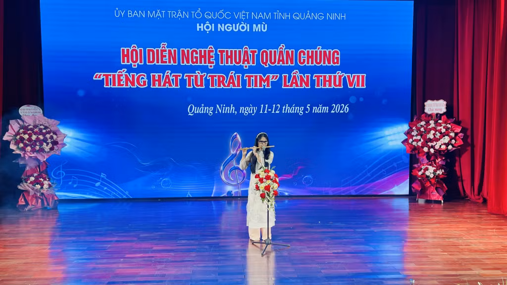 Thí sinh Hồng Thắng (phường Phong Cốc) với tiết mục độc tấu sáo "Tình đất".