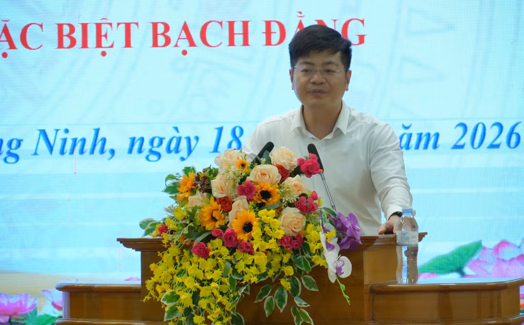 Đồng chí Bùi Hoàng Giang Bí thư Đảng ủy, Chủ tịch HĐND phường Yên Tử phát biểu thảo luận tại hội nghị ký kết Quy chế phối hợp quản lý, bảo vệ và phát huy giá trị di tích Yên Tử, Bạch Đằng.