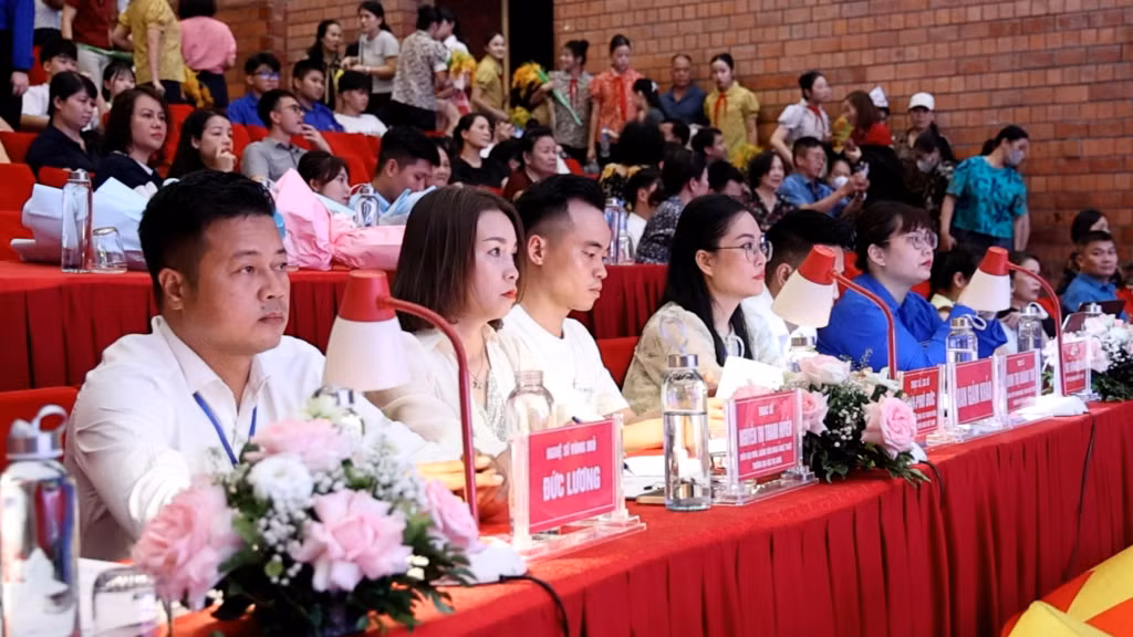 Ban Giám khảo làm việc nghiêm túc, khách quan để lựa chọn những tiết mục xuất sắc nhất.