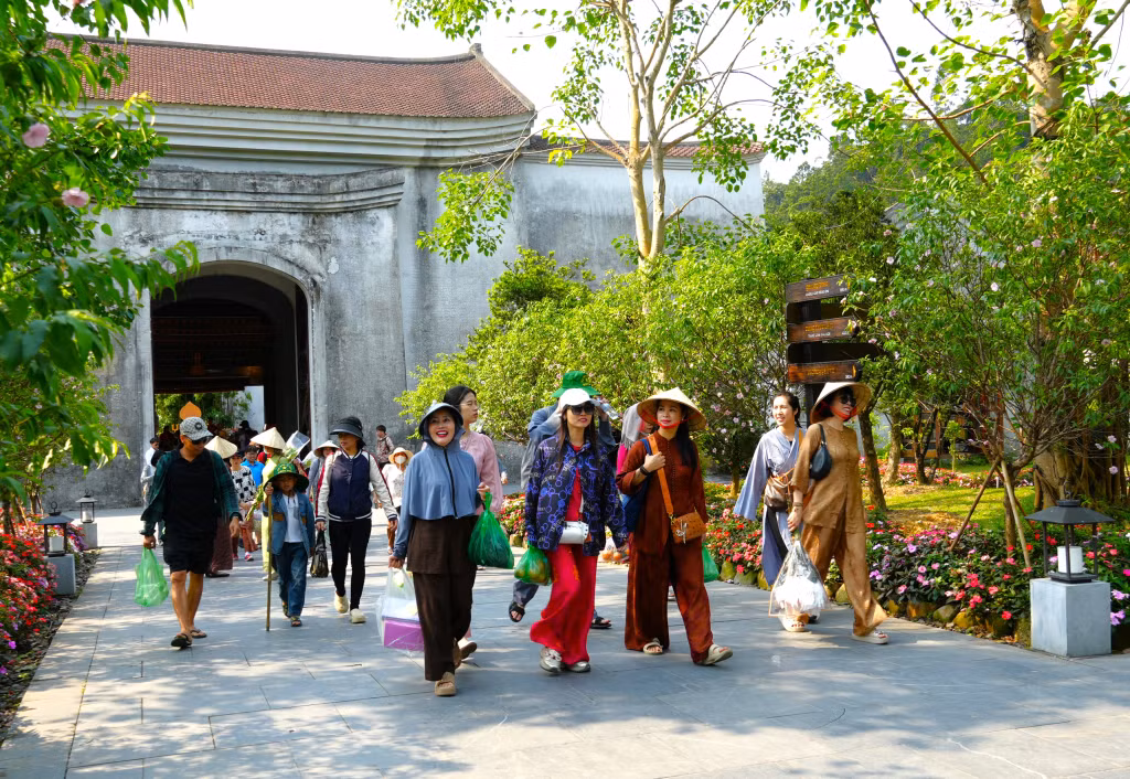 Du khách hành hương về Yên Tử. 