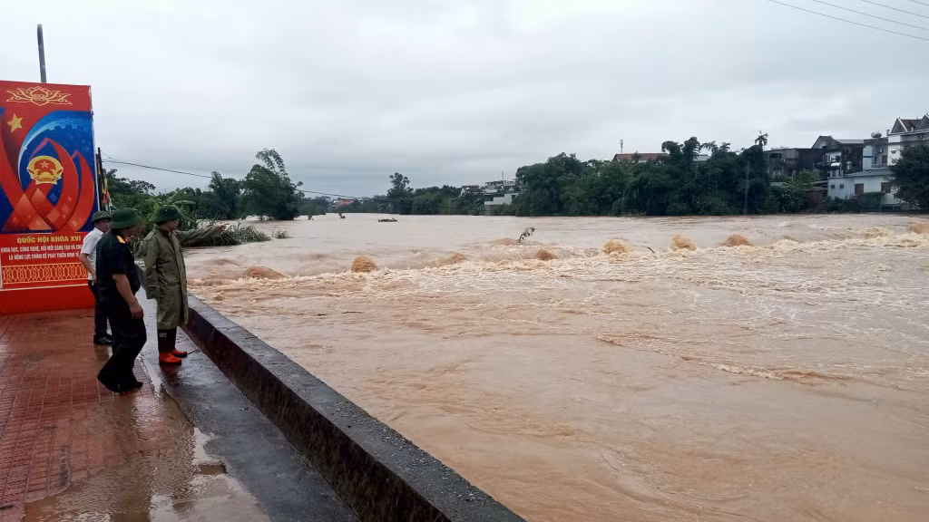Lãnh đạo xã Quảng Hà kiểm tra tình hình nước lũ trên sông, duy trì các tổ trực mưa bão, hỗ trợ nhà dân bị ngập úng và chằng chống tàu, thuyền neo đậu trên sông.