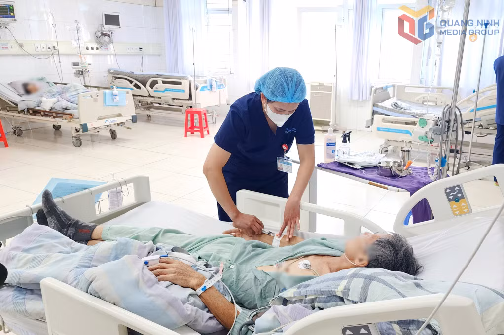 Theo dõi, chăm sóc và hỗ trợ điều trị người bệnh nặng là công việc thường xuyên của điều dưỡng Khoa Hồi sức tích cực Ung bướu (Trung tâm Ung bướu, Bệnh viện Bãi Cháy).