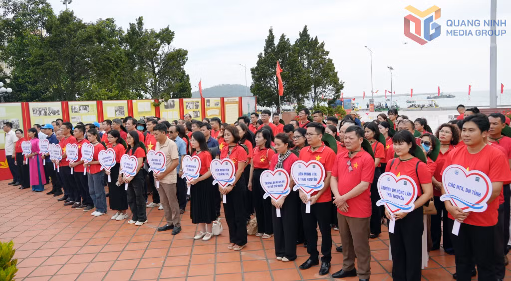 Các đoàn đại biểu dự Lễ dâng hương tại Khu lưu niệm Chủ tịch Hồ Chí Minh tại đặc khu Cô Tô.