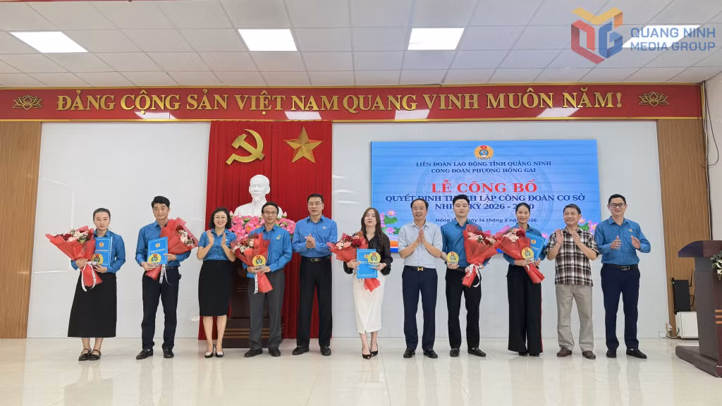 Lãnh đạo LĐLĐ tỉnh và phường Hồng Gai trao quyết định, chúc mừng 6 công đoàn cơ sở mới thành lập.