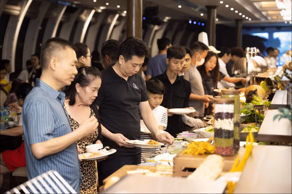 Các trải nghiệm du thuyền Paradise Vietnam tập trung vào các gia đình Việt.