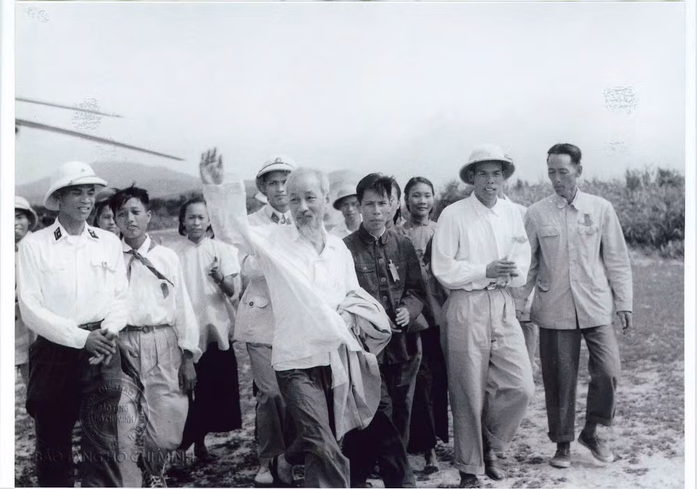 Chủ tịch Hồ Chí Minh đến thăm đảo Cô Tô vào ngày 9/5/1961. Ảnh tư liệu.