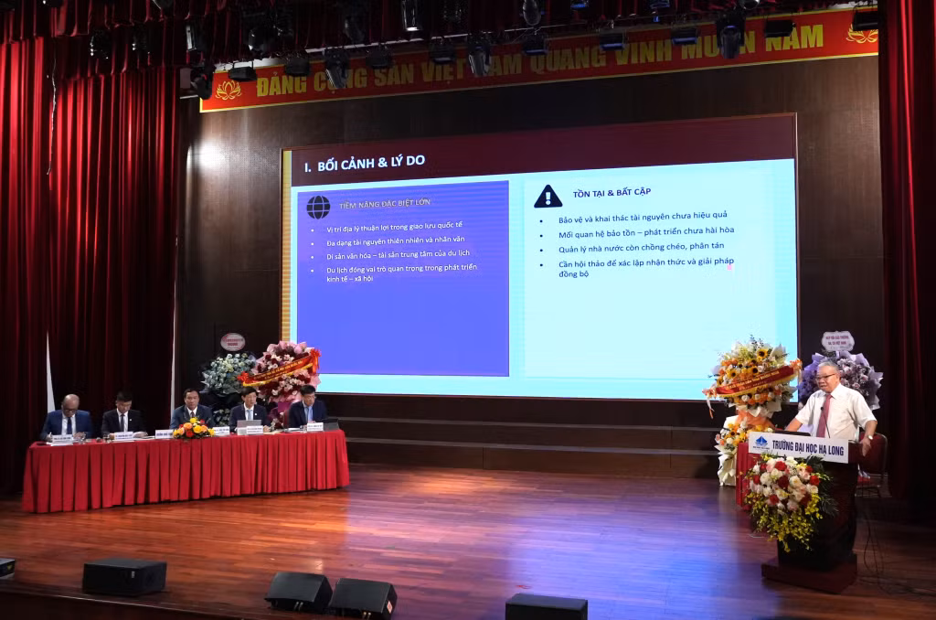 Các đại biểu tham luận về giải pháp bảo tồn phát triển di sản văn hóa gắn với du lịch.