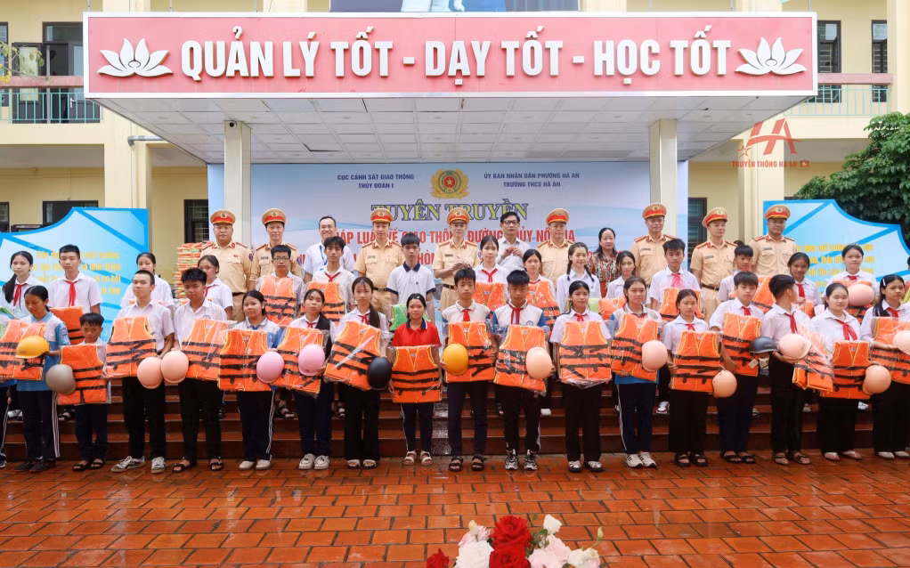 Phòng CSGT tỉnh tổ chức tặng áo phao cho học sinh Trường THCS Hà An (phường Hà An).