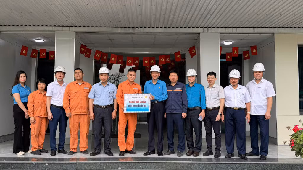 Đoàn công tác Công đoàn EVNGENCO1 tặng quà cho người lao động Phân xưởng Sửa chữa.