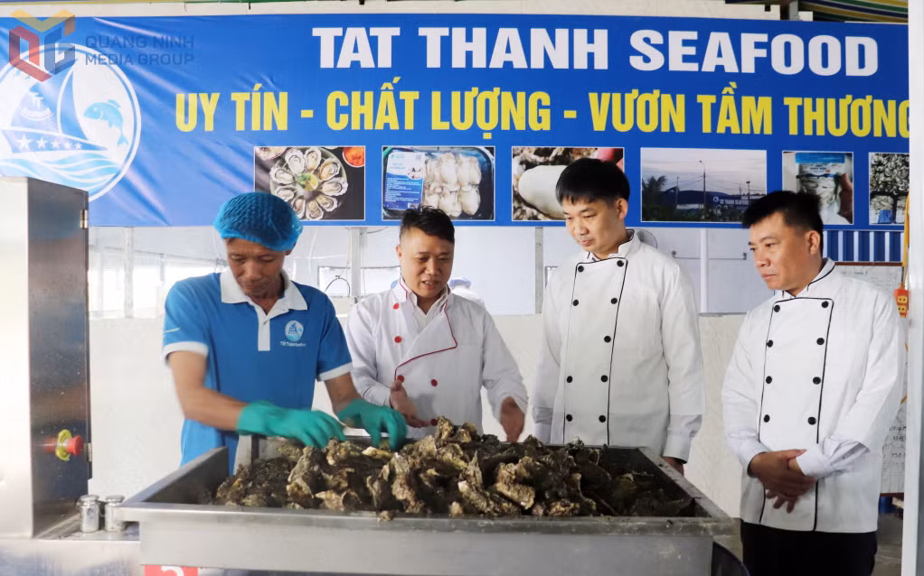 Các đồng chí lãnh đạo tỉnh, sở, ngành, địa phương tham quan quy trình sản xuất tại Công ty cổ phần Hải sản Tất Thành.