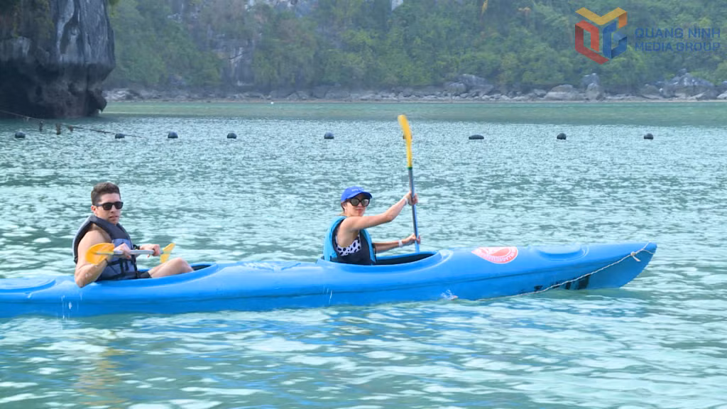 Trải nghiệm chèo kayak mang đến cho du khách góc nhìn mới khi khám phá vịnh Hạ Long.