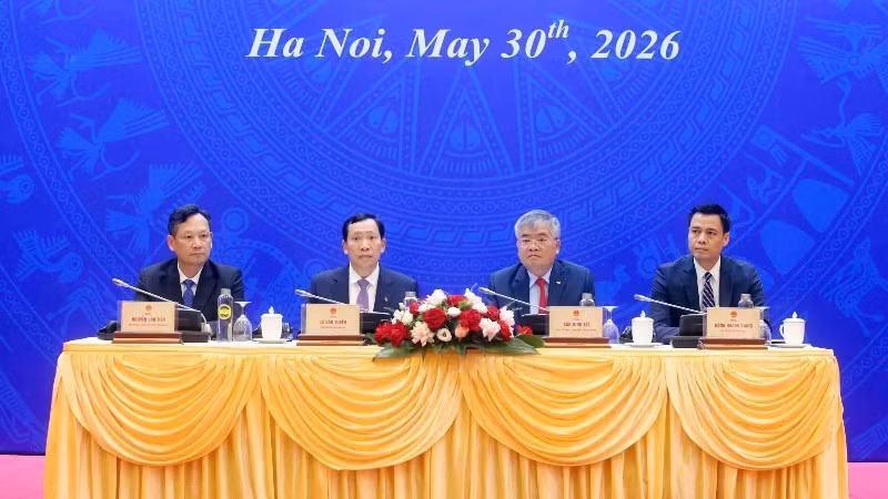 Các đồng chí chủ trì họp báo.